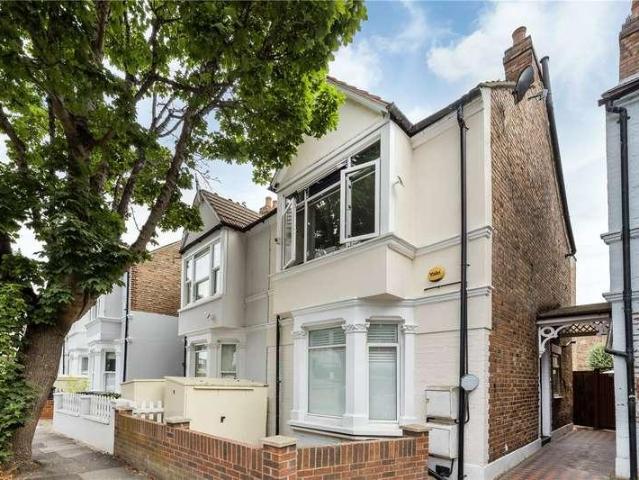 Flat for sale in London Borough of Ealing, Greater London