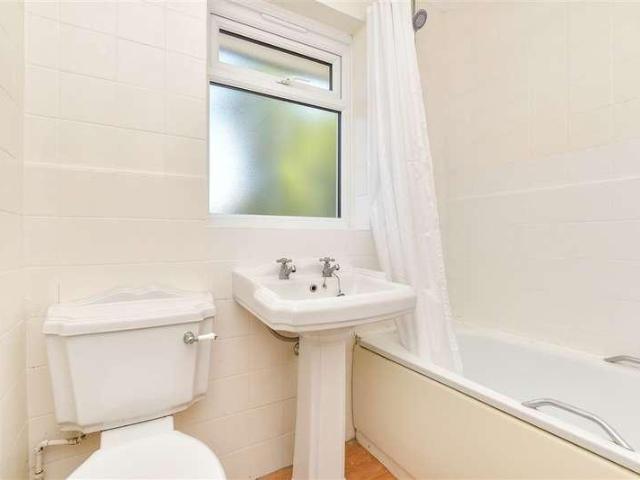 Flat for sale in Red Hill, Surrey