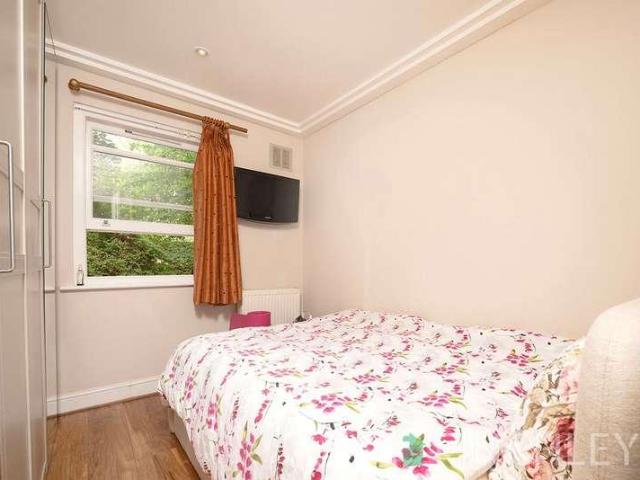 Flat for sale in West Hampstead, Greater London