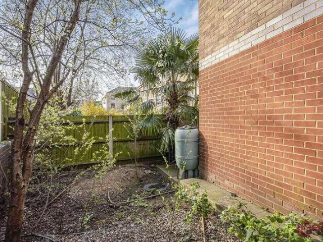 Flat for sale in Lower Clapton, Greater London