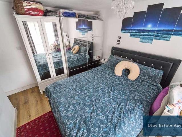 Flat for sale in Isleworth, Spring Grove