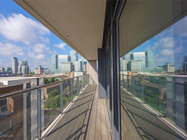 Flat for sale in Greenwich Peninsula, Greater London