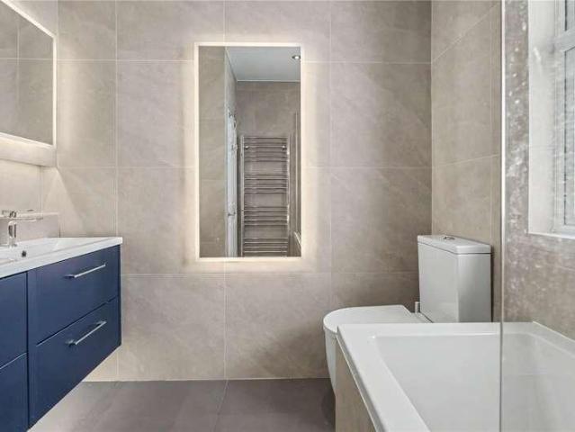 Flat for sale in Wandsworth, Greater London