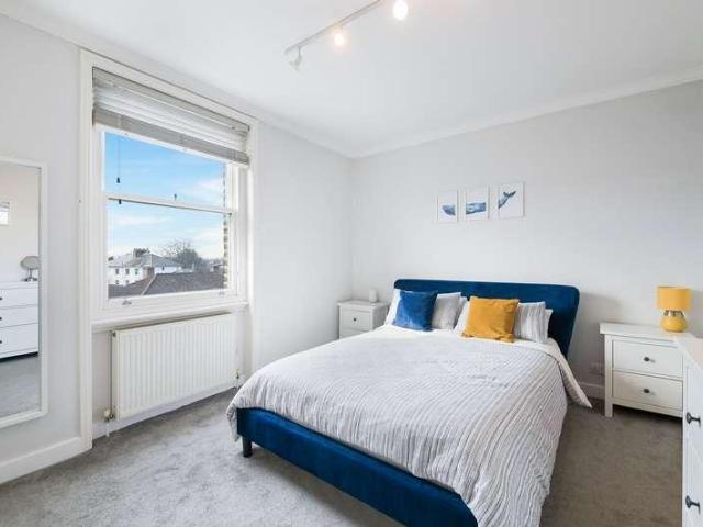 Flat for sale in Surbiton, Surbiton
