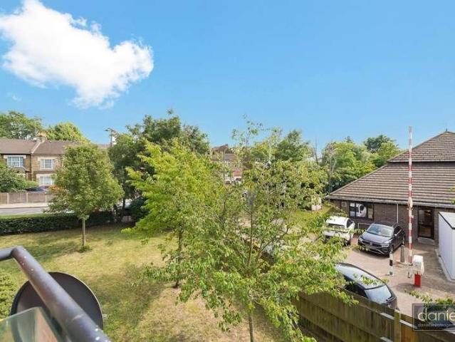 Flat for sale in Harlesden, Greater London
