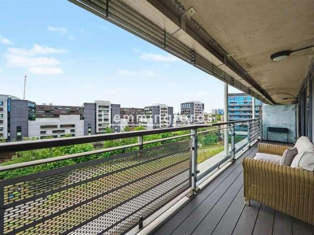 Flat for sale in Suttons Wharf, Mile End