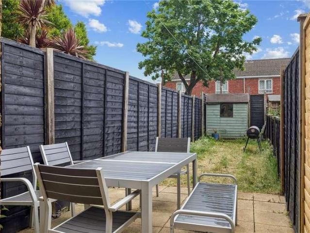 Flat for sale in Furzedown, Greater London