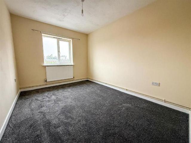 Flat for sale in Dale Hill, Essex