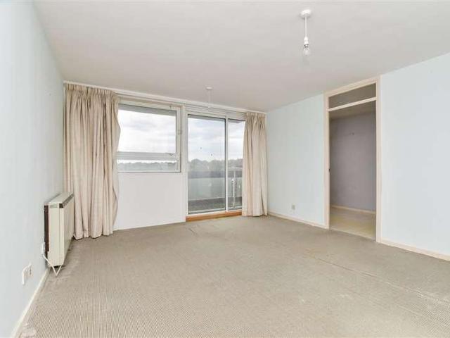 Flat for sale in Carshalton Beeches, Greater London