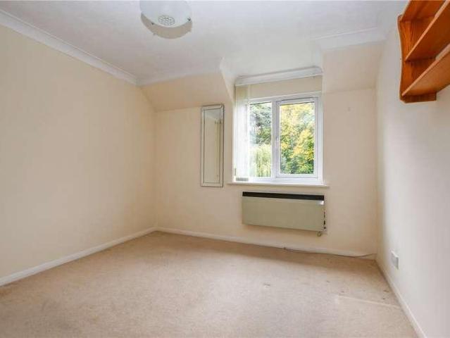Flat for sale in Emmbrook, Wokingham