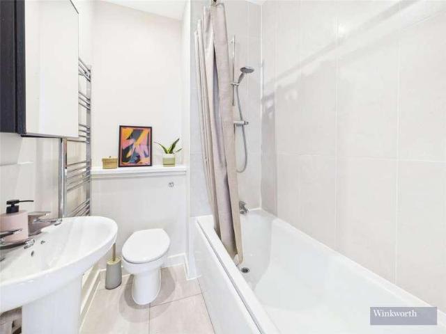 Flat for sale in Oakhill, Greater London