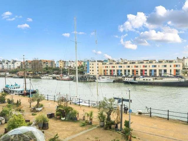Flat for sale in Canon's Marsh, Bristol