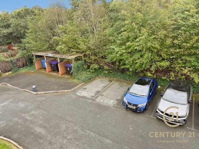 Flat for sale in Hunts Cross, Liverpool