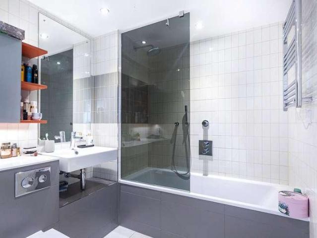 Flat for sale in E16, London