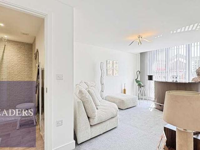 Flat for sale in Chipping Hill, Essex