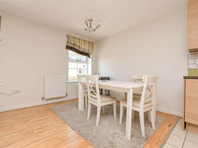 Flat for sale in Red Hill, Surrey