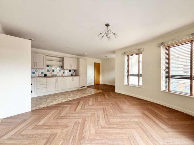 Flat for sale in Pouchen End, Hertfordshire