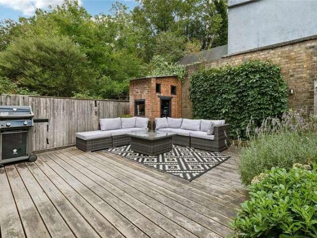 Flat for sale in Earlsfield, Greater London
