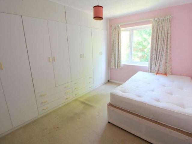 Flat for sale in Slough Flat for sale in Slough
