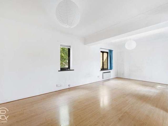 Flat for sale in London Borough of Ealing, Hanwell