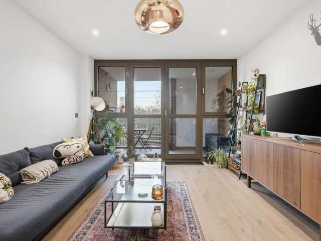 Flat for sale in Old Ford, Bow