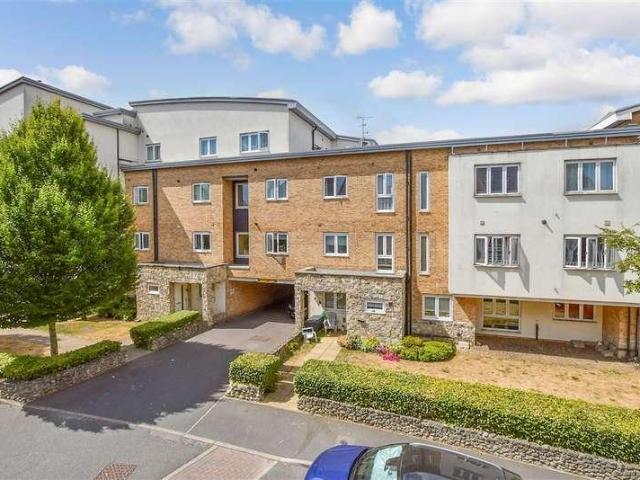 Flat for sale in Midway, Kent