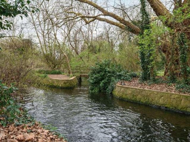 Flat for sale in London Borough of Merton, Mitcham