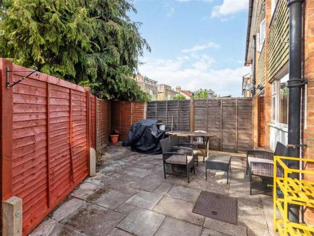 Flat for sale in London Borough of Merton, South Wimbledon