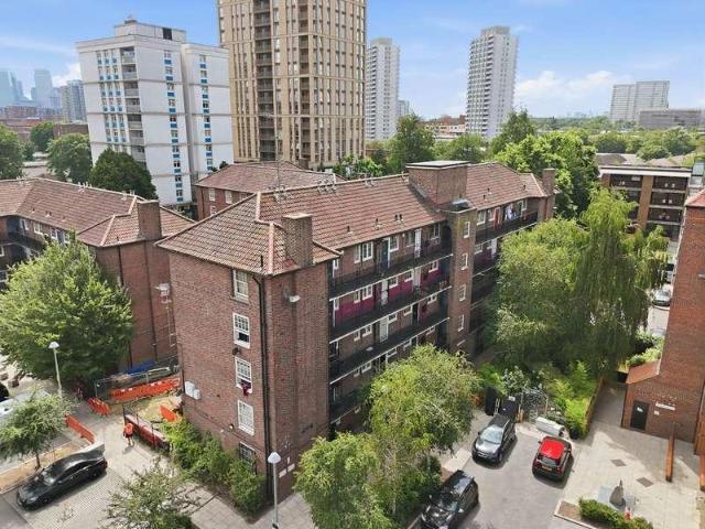 Flat for sale in Bromley-by-Bow, Bow