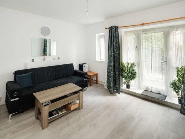 Flat for sale in Camberwell, Greater London