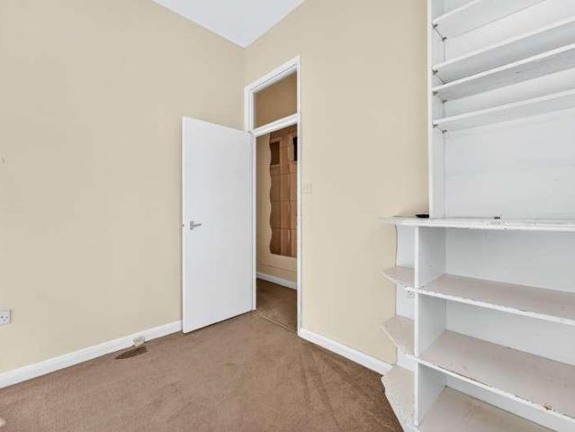 Flat for sale in Stroud Green, Greater London