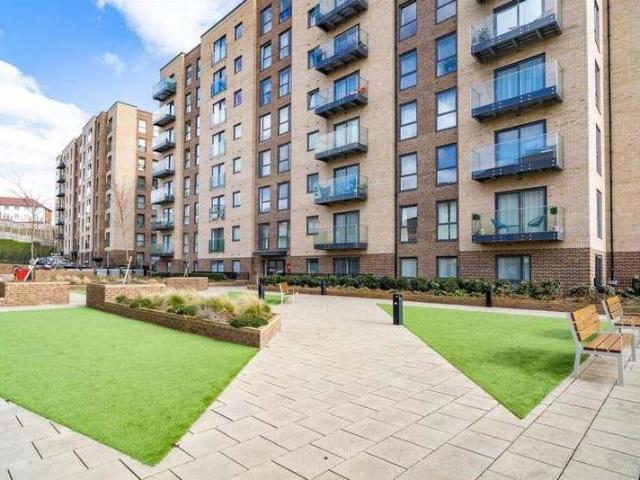 Flat for sale in Spring Park, Luton
