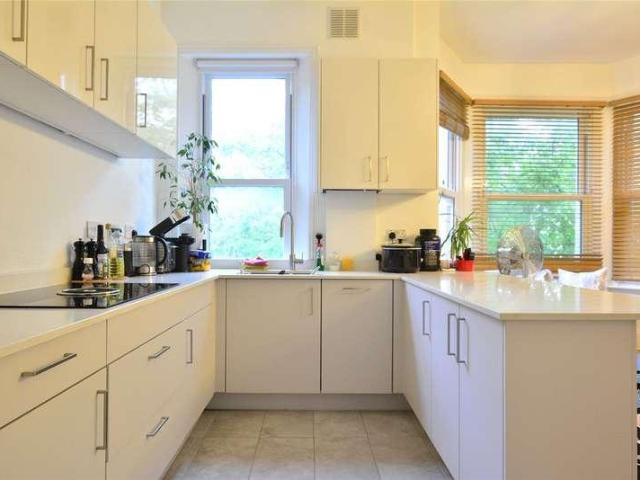 Flat for sale in London Borough of Lewisham, Ladywell