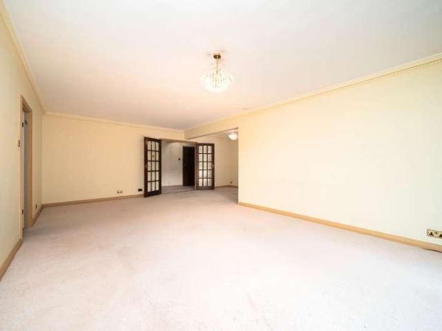 Flat for sale in Temple Fortune, Greater London