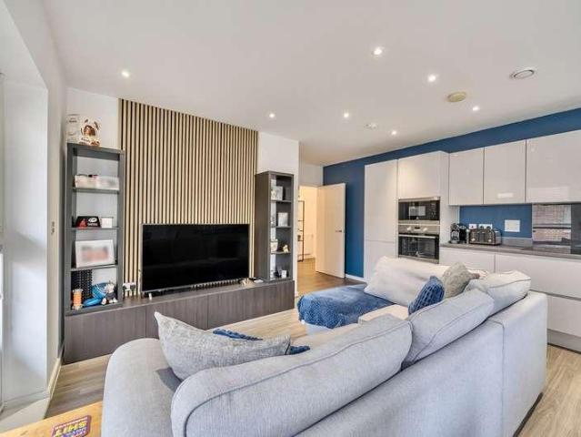 Flat for sale in Carpenders Park, Three Rivers