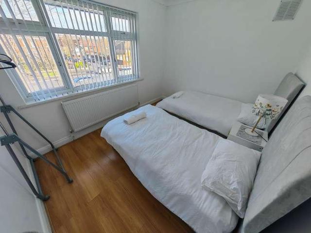 Flat for sale in London Borough of Ealing, Greater London