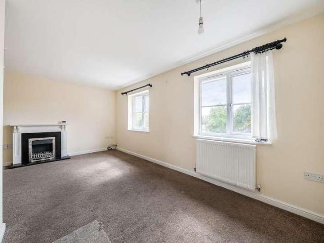 Flat for sale in Chequers, Gloucester