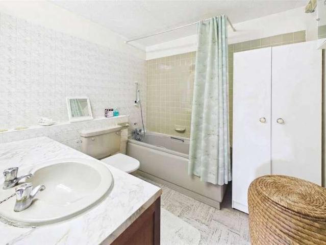 Flat for sale in Heol-las, Surrey