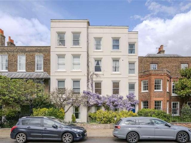 Flat for sale in Kew, Greater London