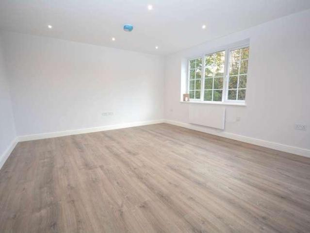 Flat for sale in Amersham and Villages Community Board, Amersham