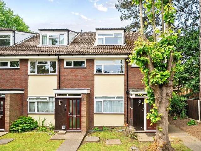 Flat for sale in Hatch End, Greater London