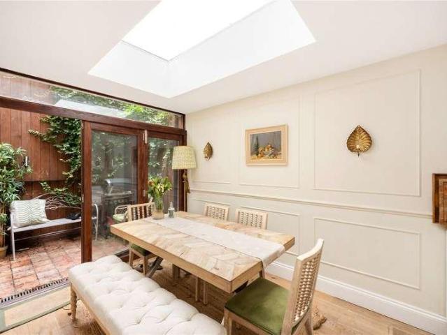 Flat for sale in Earl's Court, Greater London
