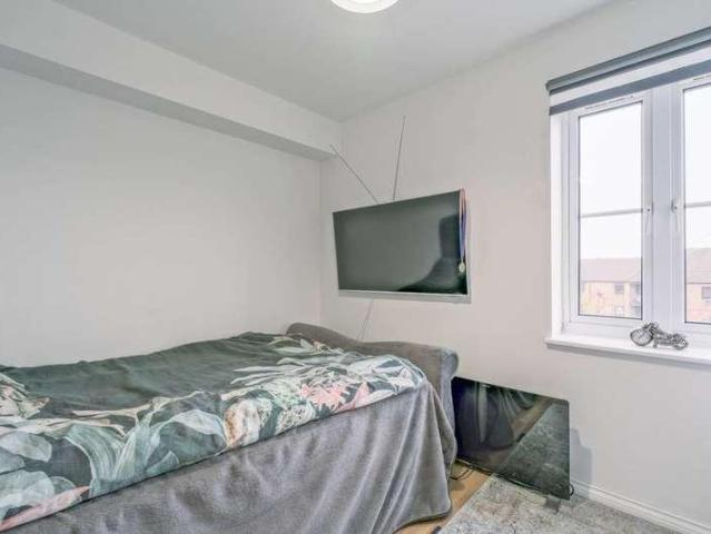 Flat for sale in E6, London