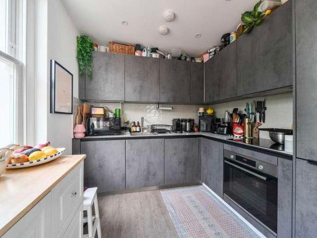 Flat for sale in London Borough of Lewisham, Forest Hill