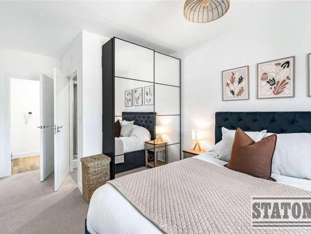 Flat for sale in Whetstone, Greater London