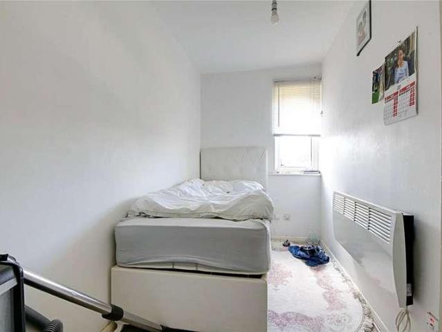 Flat for sale in Ponders End, Greater London