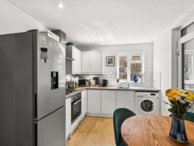 Flat for sale in London Borough of Merton, Collier's Wood