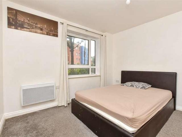 Flat for sale in Rosehill, Greater London