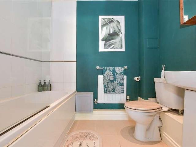 Flat for sale in Midway, Kent