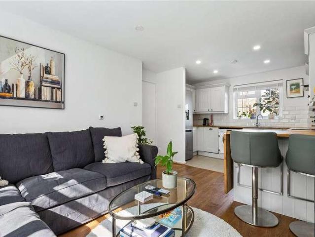 Flat for sale in Balham, Greater London